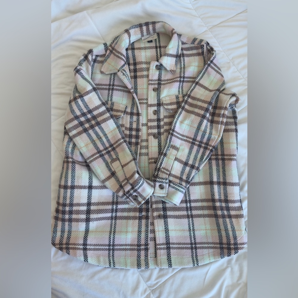 Universal Thread Women’s Shacket size XS runs like a Medium, worn twice only.